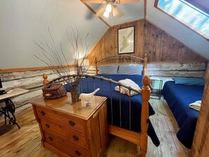 1 bedroom, free WiFi, bed sheets - Laurel Mtn Cabin - Perfect for a Relaxing Getaway! Hot tub & community river & lake access (Fleetwood)