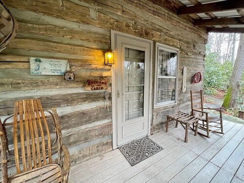 RIVER ACCESS -Maalainen hirsimökki, kylpytynnyri, lemmikkieläinystävällinen, WIFI, puu takka,