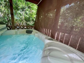 Outdoor spa tub - Laurel Mtn Cabin - Perfect for a Relaxing Getaway! Hot tub & community river & lake access (Fleetwood)