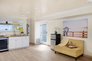 Interior - Sand, Sun, Serenity P1111-23 (Oceanside)