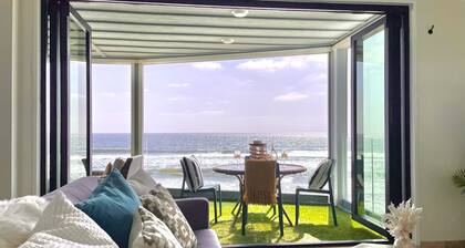 Rantahotellin loma-asunto Oceansidessa, suunnittelija sisustettu ja varustettu AC: llä