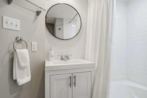Combined shower/tub, hair dryer, towels, shampoo