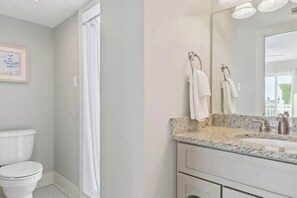 Badkar/dusch, hårtork och handdukar