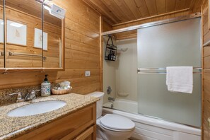 Hair dryer, towels, soap, shampoo - Chalet #25, Charming Ski in/ Ski Out, just steps to the Mountain (Mammoth Lakes)