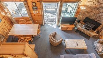 Télévision, cheminée, lecteur de DVD