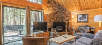 Chalet #25, Charming Ski in/ Ski Out, just steps to the Mountain