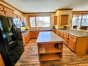 Kylskåp, mikrovågsugn, ugn och spishäll