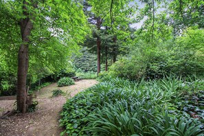 المنطقة المحيطة بالمنشأة