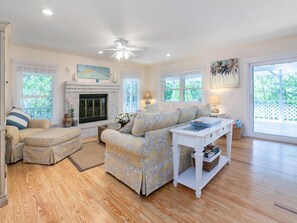 Smart-TV, DVD-Player, Bücher, Musikbibliothek