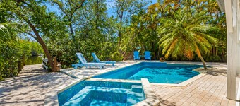 Kingfish: *Canalfront *Paddleboards *Putt Putt *Heated Pool *Hot Tub