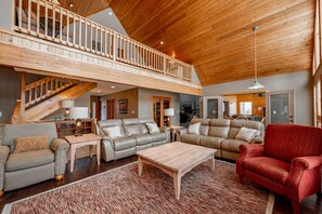 Smart TV, chimenea, futbolito, oficina