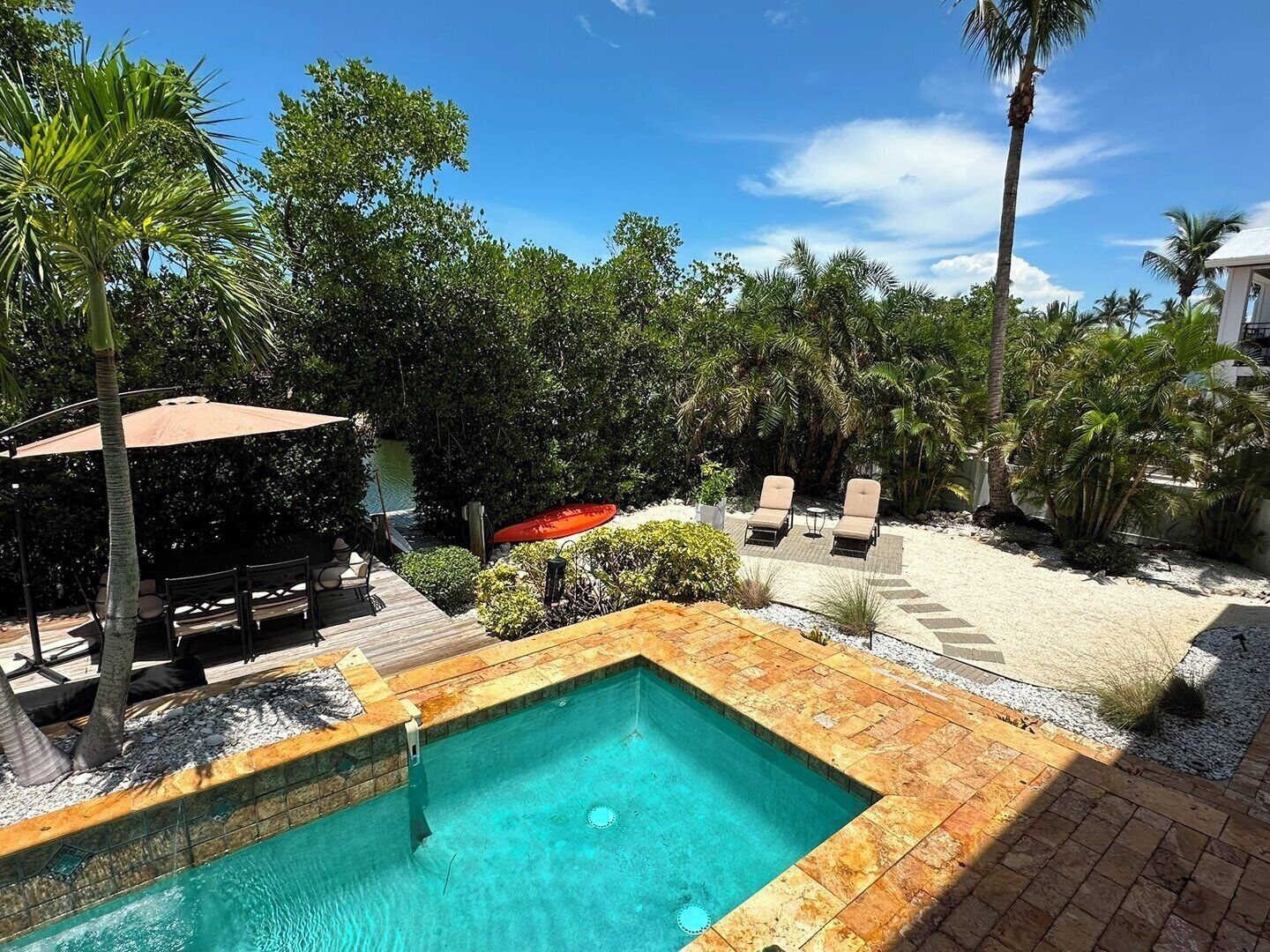 حمّام سباحة مُدفَّأ