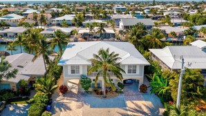 Zona residencial con casas, palmeras y cielo despejado.