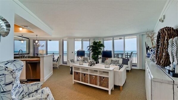 テレビ、DVD プレーヤー