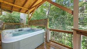 Outdoor spa tub - Elk hangout! Private Hot Tub, BuckStove Fireplace, WIFI, Hear the creek! (Maggie Valley)