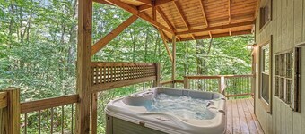Elk hangout! Private Hot Tub, BuckStove Fireplace, WIFI, Hear the creek!