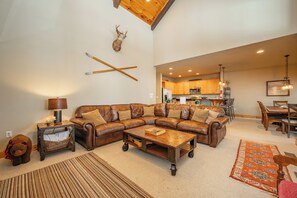 Televisión y chimenea 