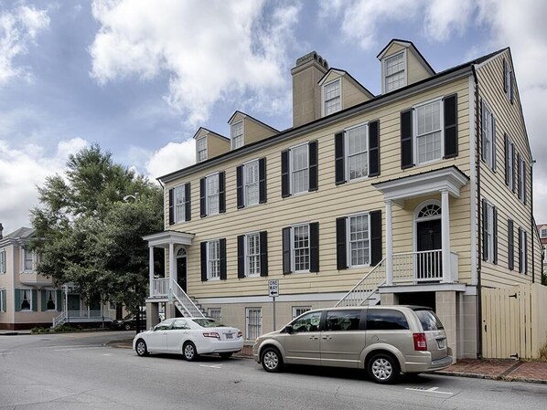 Exterior - Congress Garden Suite- Off Street Parking Included! (Savannah)