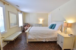 1 bedroom, iron/ironing board, free WiFi, bed sheets - Congress Garden Suite- Off Street Parking Included! (Savannah)