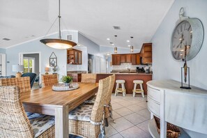 Dining - P22 - Lovely 3 bedroom 2 bath duplex with private pool, dockage and Cabana Club (Key Colony Beach)