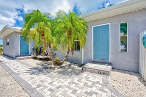 Exterior - P22 - Lovely 3 bedroom 2 bath duplex with private pool, dockage and Cabana Club (Key Colony Beach)