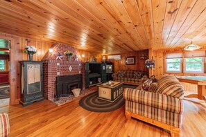 Een televisie, een open haard en een dvd-speler