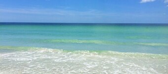 Yachtsman Cottage – Beachfront Charm, Gulf Views, Heated Pool & Walkable Dining