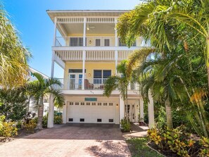Exterior - Sorgenfrei South: Charming beach getaway across from the Gulf! (Anna Maria)