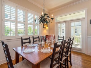 Dining - Sorgenfrei South: Charming beach getaway across from the Gulf! (Anna Maria)