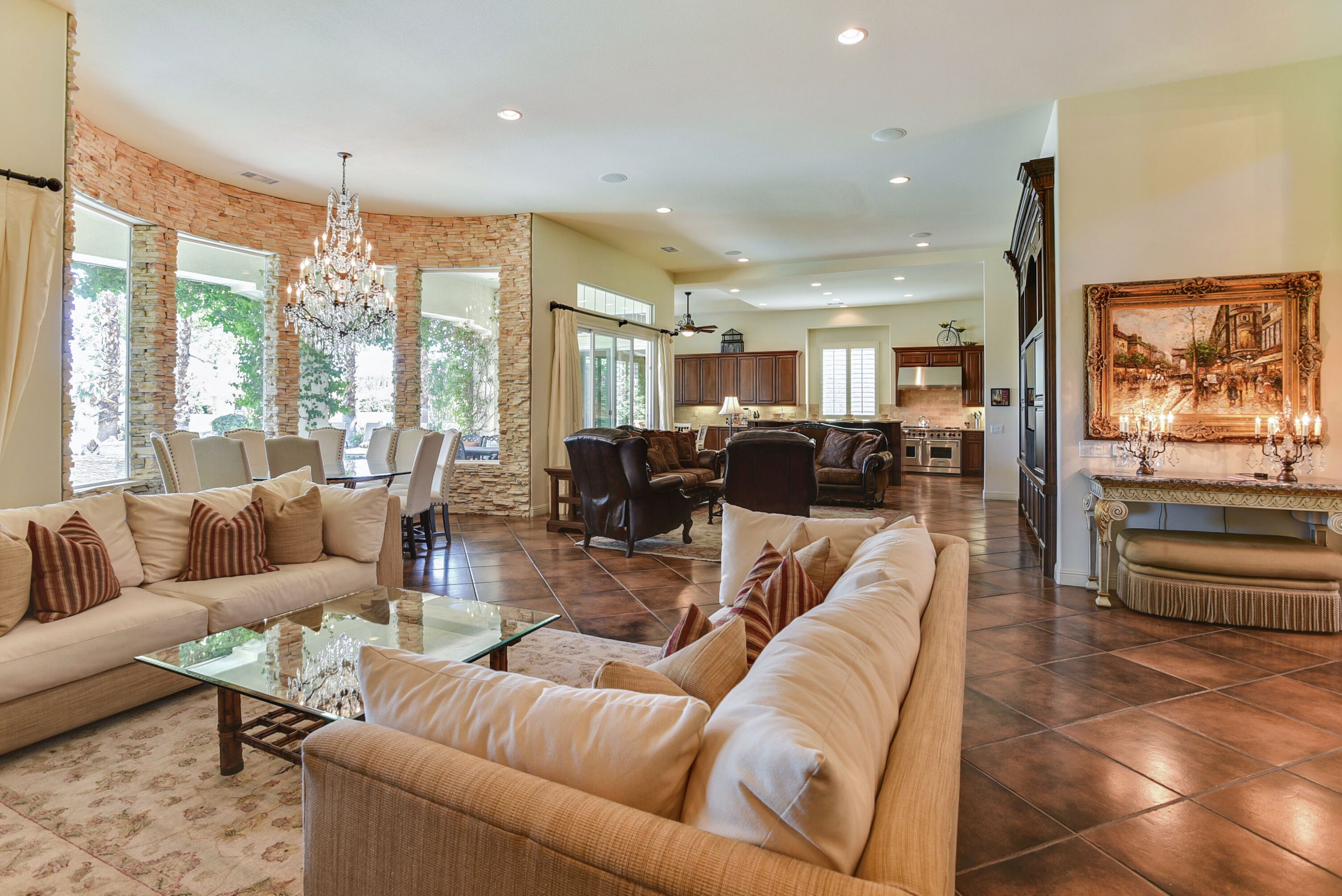 电视、壁炉、DVD 播放器