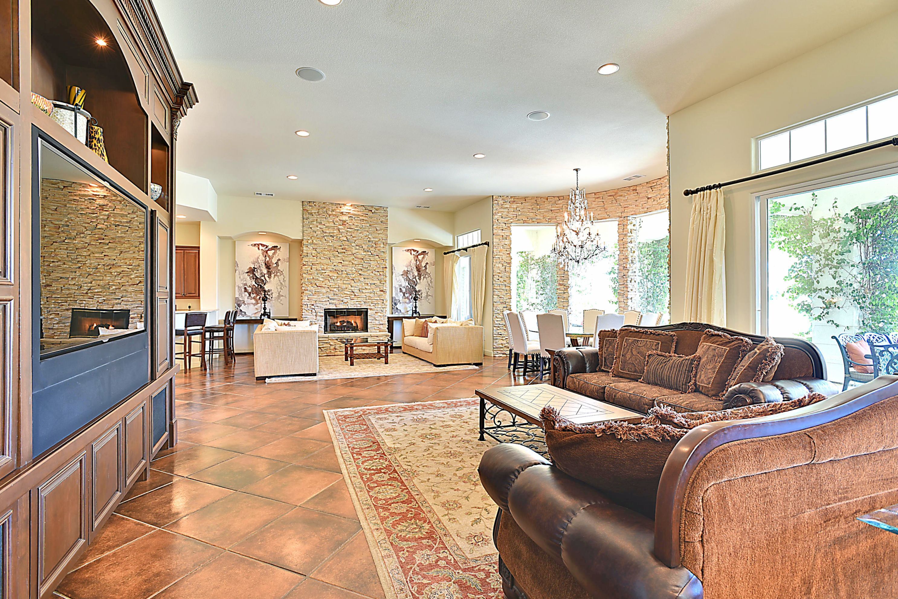 Télévision, cheminée, lecteur de DVD