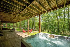 Terrace/patio - Hot Tub Hideaway Near Deep Creek Fun (OAKLAND)