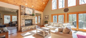 Summerside: Lakefront, Dock Slip, Hot Tub, Fire Pit, Pool Table!