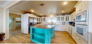 Réfrigérateur, four à micro-ondes, un four, surface de cuisson