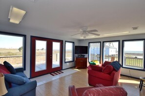 TV - Surf Shak: 2  BR, 2  BA House in Crystal Beach, Sleeps 8 (Crystal Beach)