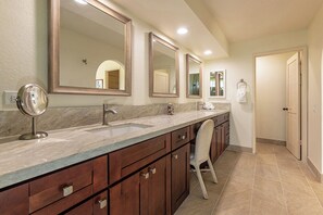 Badewanne, Haartrockner, Handtücher