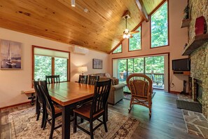 Televisio, takka, tietokoneen näyttö