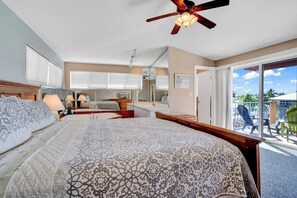 3 bedrooms, free WiFi, bed sheets - P21  - Charming 3 bedroom 3.5 bath duplex with dockage and Cabana Club. (Key Colony Beach)