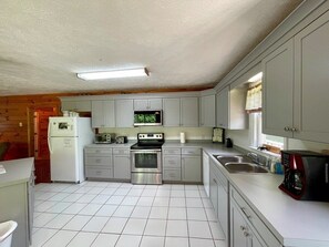 ثلاجة، ميكروويف، فرن، موقد طهي مسطح