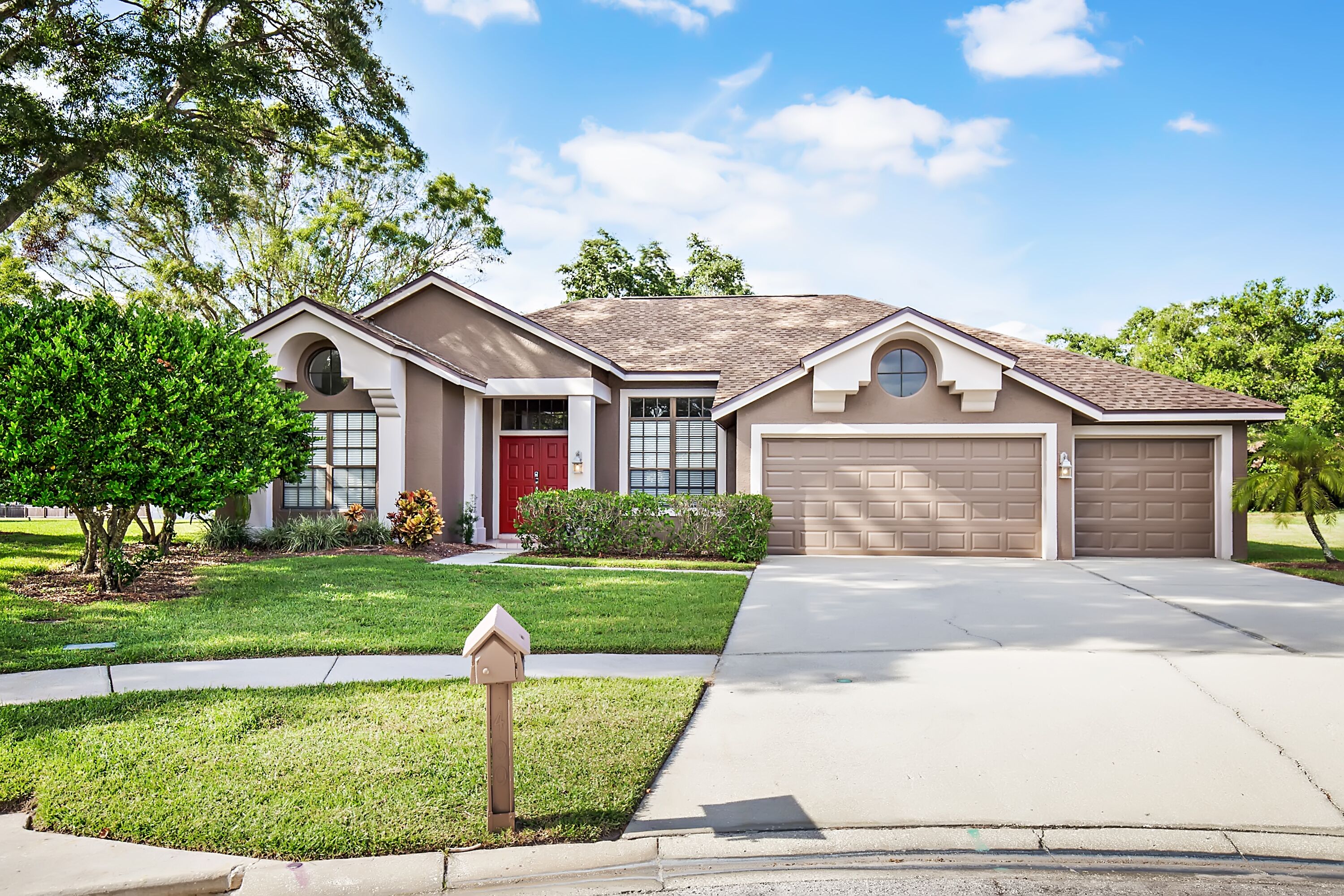 THE PINE WARBLER 4 BEDROOM 2.5 BATH POOL HOME PERFECT FOR ONE OR TWO FAMILIES