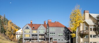 Cozy Condo steps to Coonskin lift