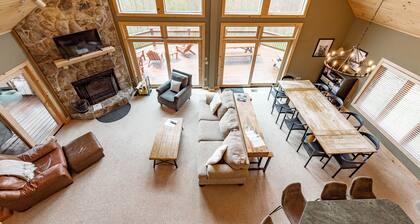 Dog Friendly Mountaintop Retreat w/ Hot Tub