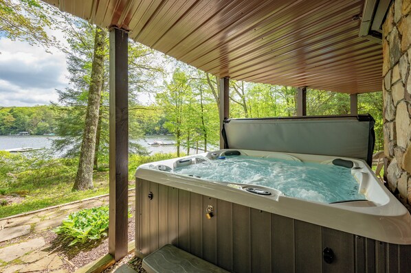 Outdoor spa tub - Stylish Lake Retreat w/ Hot Tub, Dock & Fire Pit (Oakland)
