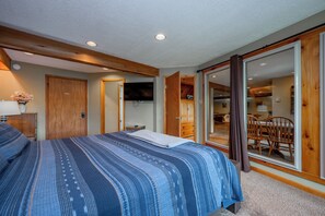 5 bedrooms, free WiFi, bed sheets - Stylish Lake Retreat w/ Hot Tub, Dock & Fire Pit (Oakland)