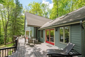 Outdoor dining - Stylish Lake Retreat w/ Hot Tub, Dock & Fire Pit (Oakland)