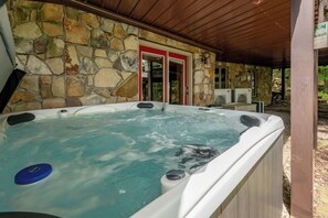 Outdoor spa tub - Stylish Lake Retreat w/ Hot Tub, Dock & Fire Pit (Oakland)