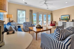 TV - P42 - Gulf Front condo with 3 bedrooms 2.5 baths, pool and dock (Marathon)