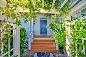 Exterior detail - P42 - Gulf Front condo with 3 bedrooms 2.5 baths, pool and dock (Marathon)