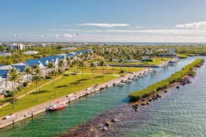 Marina - P42 - Gulf Front condo with 3 bedrooms 2.5 baths, pool and dock (Marathon)