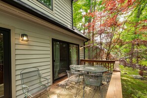 Outdoor dining - Year-Round Gem w/Dock, Hot Tub & Pool Table (OAKLAND)